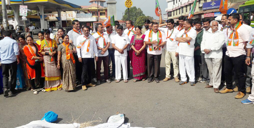 ಮಡಿಕೇರಿ: ಬಿಜೆಪಿ, ಸಂಘಪರಿವಾರದಿಂದ ಪ್ರತಿಭಟನೆ